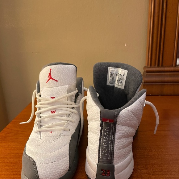 Youth size Jordan sneakers - Picture 2 of 3